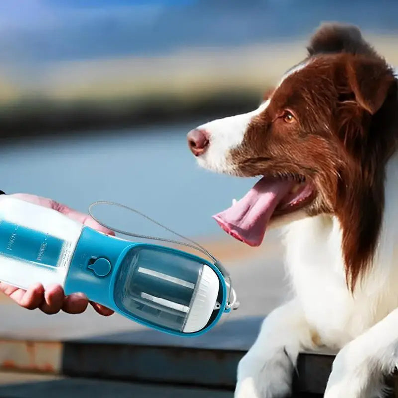 Tragbare Hundeflasche 3-in-1 – Für Wasser, Futter & Hundekotbeutel – Ideal für Reisen & Spaziergänge.