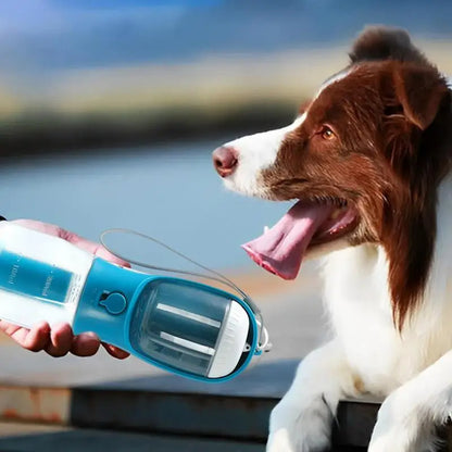 Tragbare Hundeflasche 3-in-1 – Für Wasser, Futter & Hundekotbeutel – Ideal für Reisen & Spaziergänge.