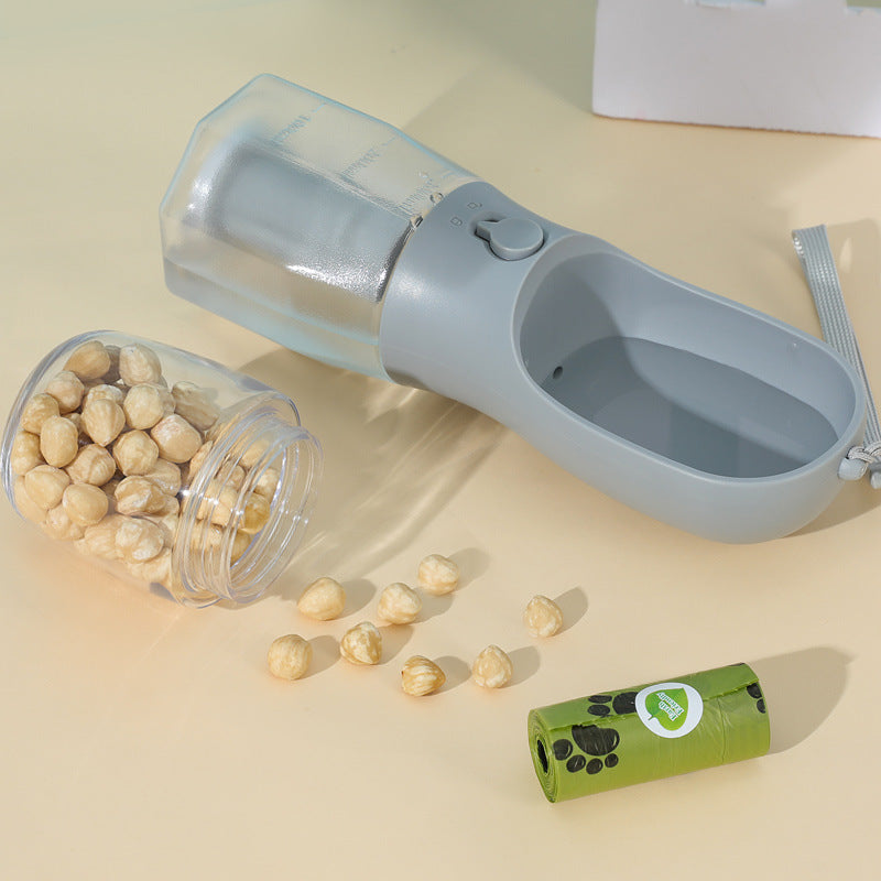 Tragbare Hundeflasche 3-in-1 – Für Wasser, Futter & Hundekotbeutel – Ideal für Reisen & Spaziergänge.